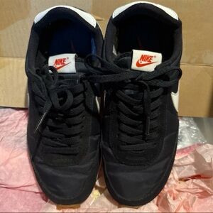 Nike Black and White Woman’s Sneakers